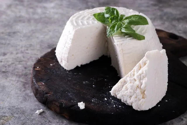 What does ricotta cheese taste like? What flavors go well with it?